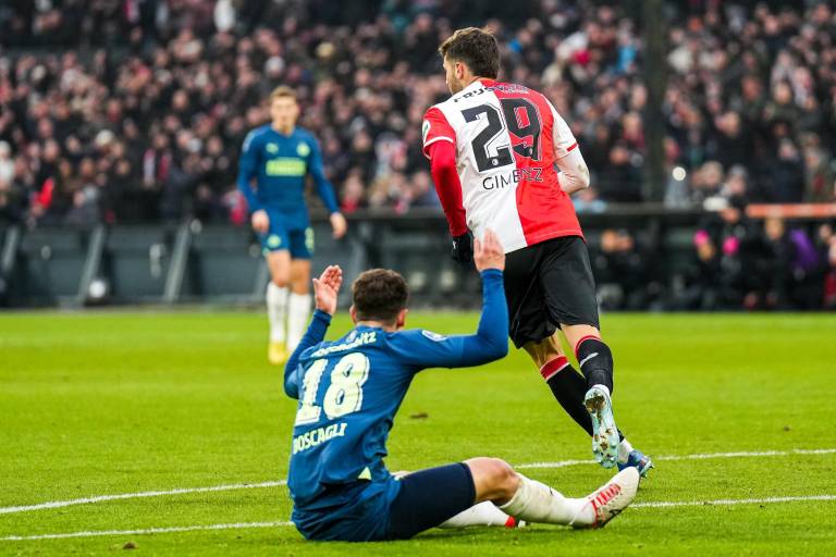 Golazo de Santi Giménez no basta y el Feyenoord se aleja del PSV