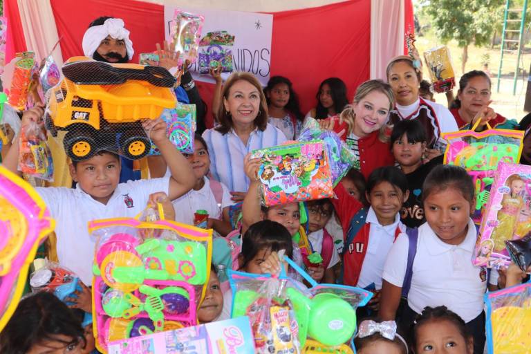 Llevan alegría y juguetes a niños y niñas de comunidades de Escuinapa