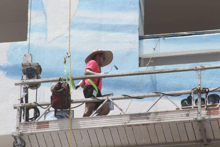 Sergio Ramírez lleva su arte a Mazatlán al pintar su primer mural