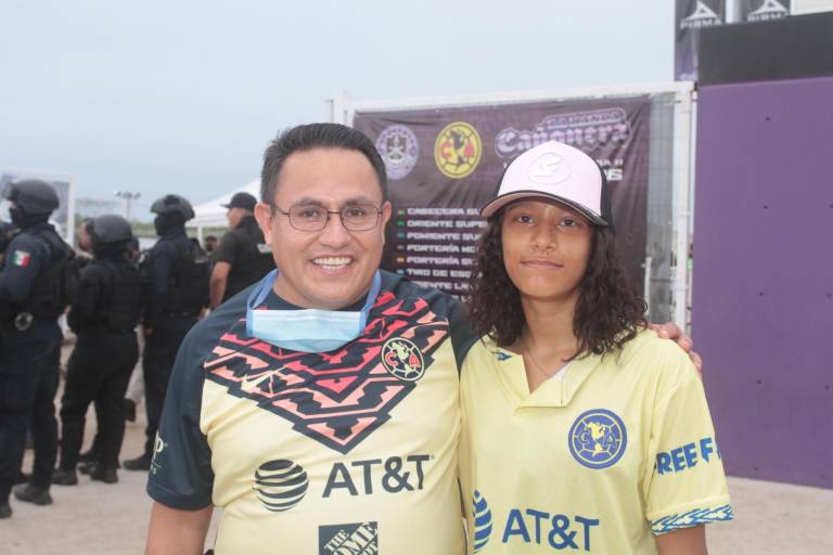 Aficionados al balompié disfrutan del encuentro entre Mazatlán FC y Águilas del América