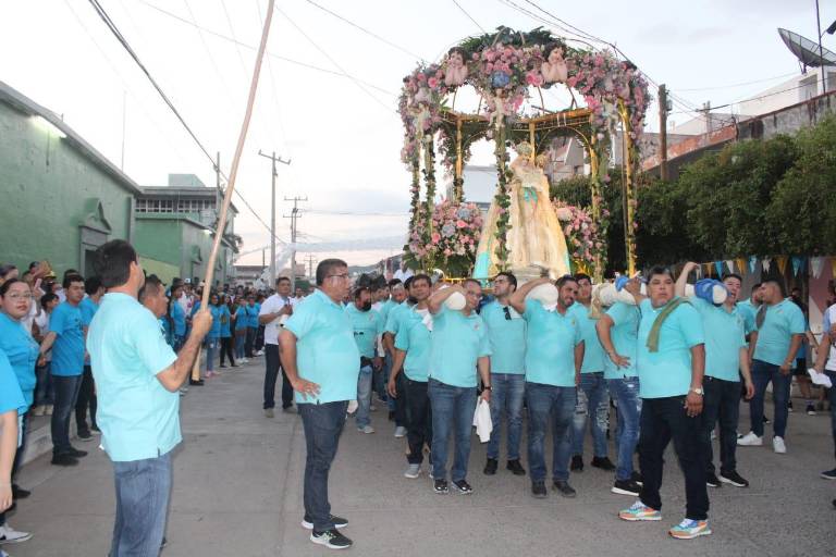 Hombres ofrecen con fe sus fuerzas para que Nuestra Señora del Rosario recorra su pueblo