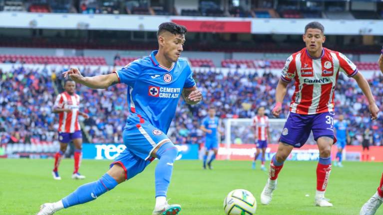 Cruz Azul liga triunfos con penalti de Morales
