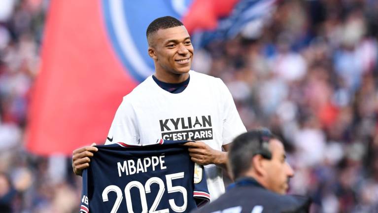Kylian Mbappé dice que estaría feliz de quedarse otra temporada con el PSG.