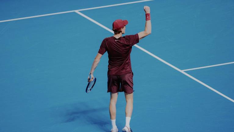 Jannik Sinner supera a Alexander Zverev para levantar el trofeo en Viena.