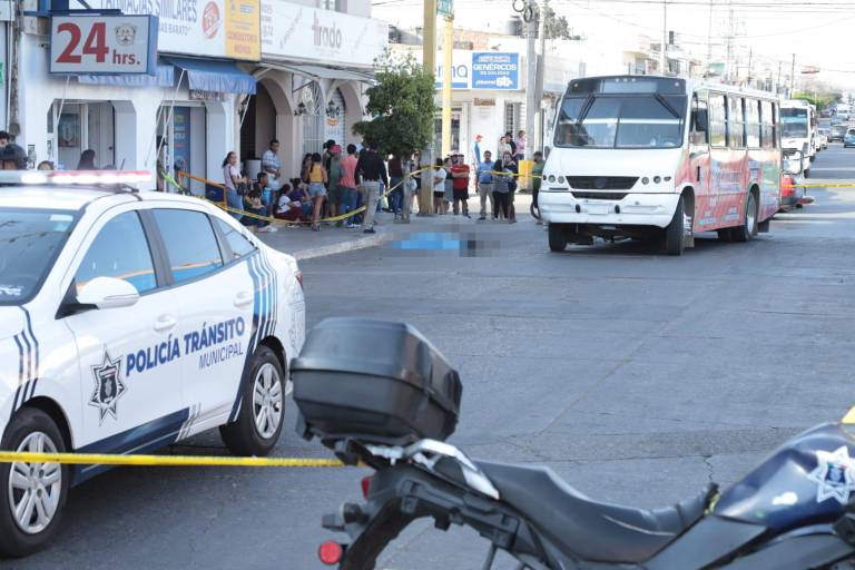 Cynthia muere arrollada por un camión urbano en la Juárez, en Mazatlán