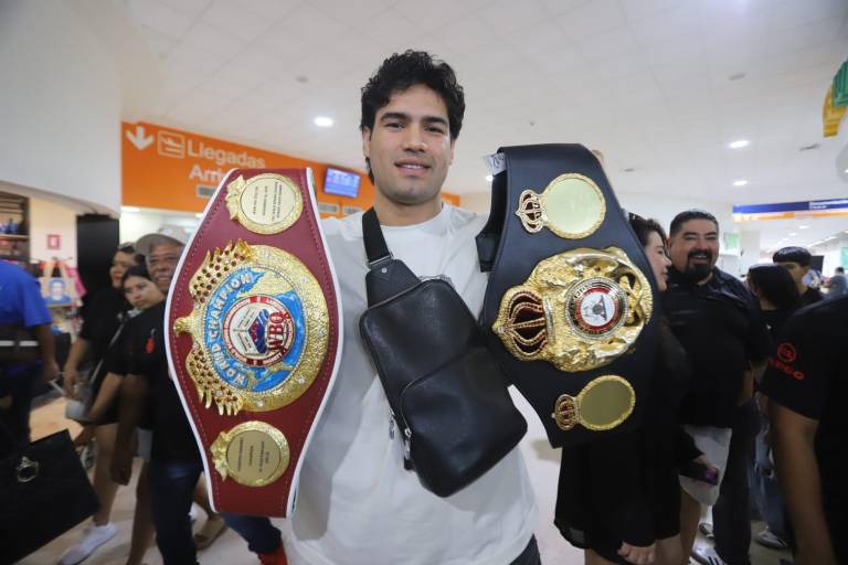 Con música de banda y muestras de cariño reciben al ‘Zurdo’ Ramírez en Mazatlán