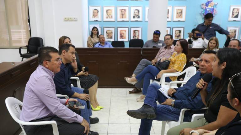 Vecinos de cotos y representantes se reunieron con el Alcalde de Mazatlán para dialogar sobre el tema del doblo cobro de la Jumapam.