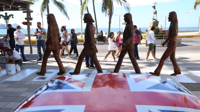Las estatuas de John, Ringo, Paul y George en Olas Altas.