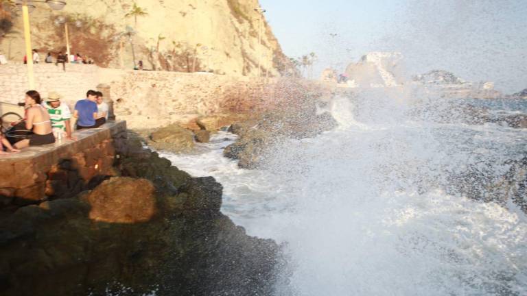 Fuerte oleaje se registra en las costas de Mazatlán.