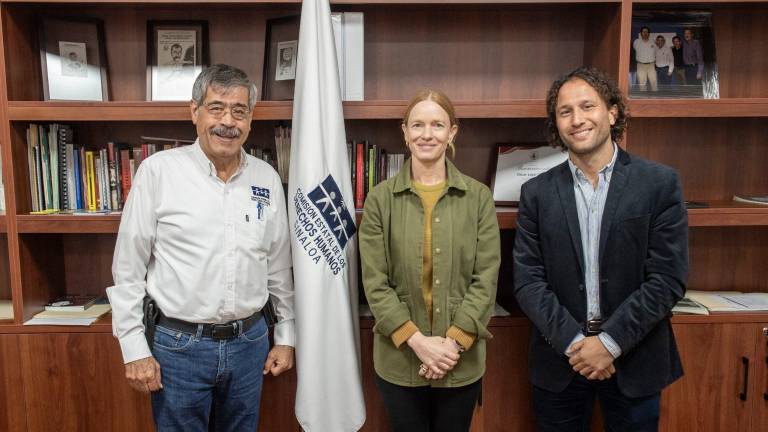 Óscar Loza Ochoa con Maia Campbell y Ricardo Cancela Neves, representantes de ONU-DH en México.