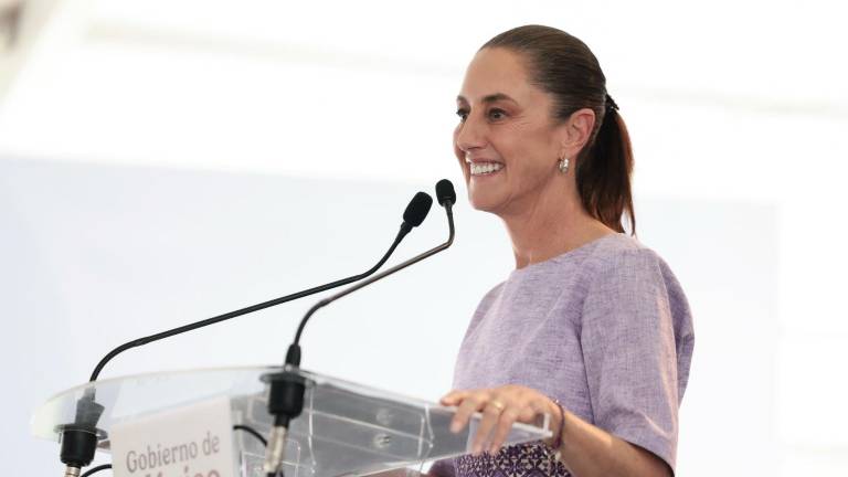 Claudia Sheinbaum encabezó un acto de rendición de cuentas en Colima, donde un grupo de manifestantes interrumpió su discurso con consignas.