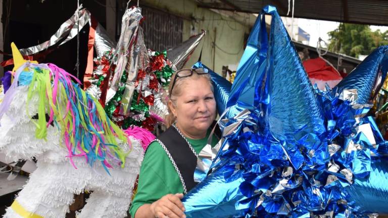 Evangelina Beltrán tuvo la idea de emprender un negocio de venta de piñatas para las fiestas decembrinas, las cuales realiza junto a su esposo Juan Carrasco.