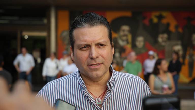 El Diputado federal por el PRI, Mario Zamora Gastélum acude a la manifestación en Palacio de Gobierno.