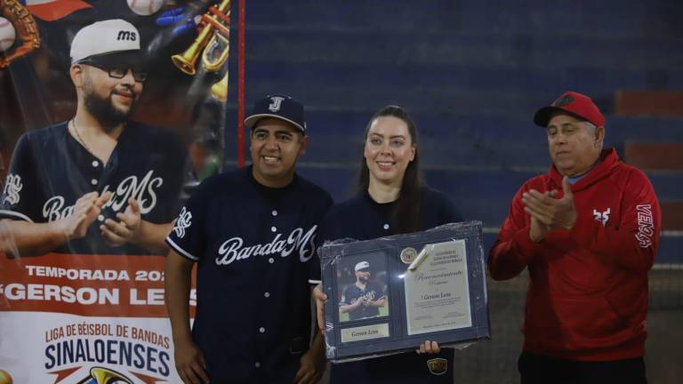 Gerson Leos fue objeto de un homenaje póstumo en la apertura de la Liga de Beisbol de Bandas Sinaloenses.