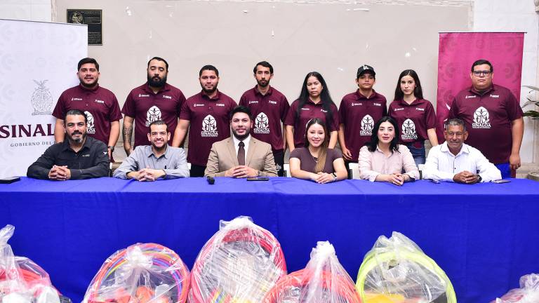 La entrega del material deportivo por parte del Isde.