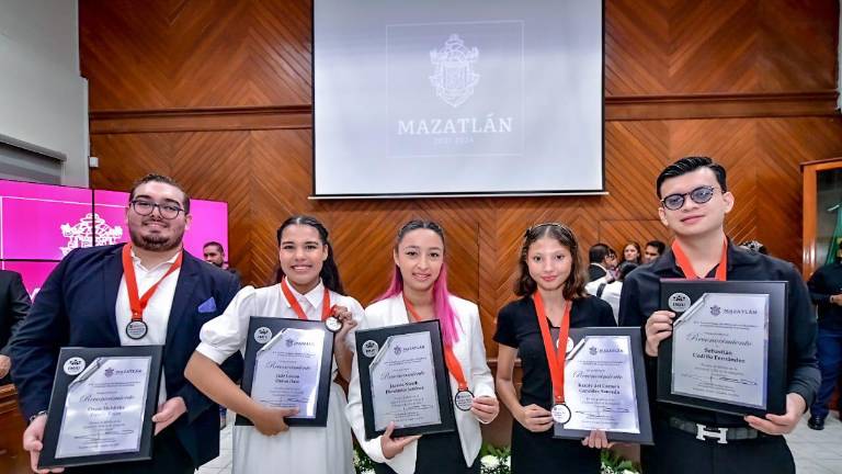 Por su destacada labor en diversos ámbitos, cinco jóvenes recibieron el Premio al Mérito Juvenil Mazatlán 2024.