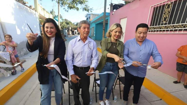 La Alcaldesa Estrella Palacios y funcionarios municipales entregaron la pavimentación de la calle Bahía de Banderas, en la colonia 12 de Mayo.