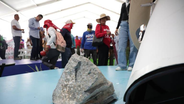 Protesta de colectivos previo a la ceremonia de la primera piedra de Pacífico Mexinol.
