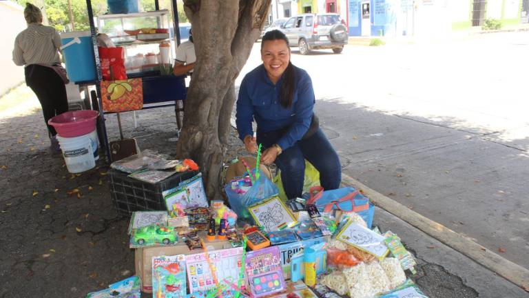 Jehovana ha encontrado en la venta afuera de las escuelas la manera de obtener su sustento.