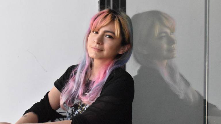 Lorely Flores al terminar su carrera universitaria emprendió un negocio de joyería artesanal.