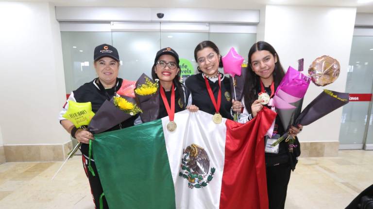 Llegan a Mazatlán las alumnas y maestra de oro de la Prepa Vasconcelos