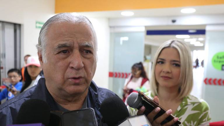 El Secretario de Turismo federal, Miguel Torruco Marqués, al arribar al Aeropuerto Internacional de Mazatlán.