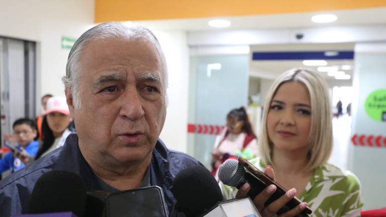 El Secretario de Turismo federal, Miguel Torruco Marqués, al arribar al Aeropuerto Internacional de Mazatlán.