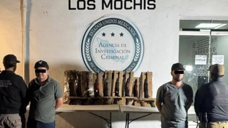 Elementos federales inspeccionan la carretera Internacional México 15 tras un aseguramiento en Ahome.