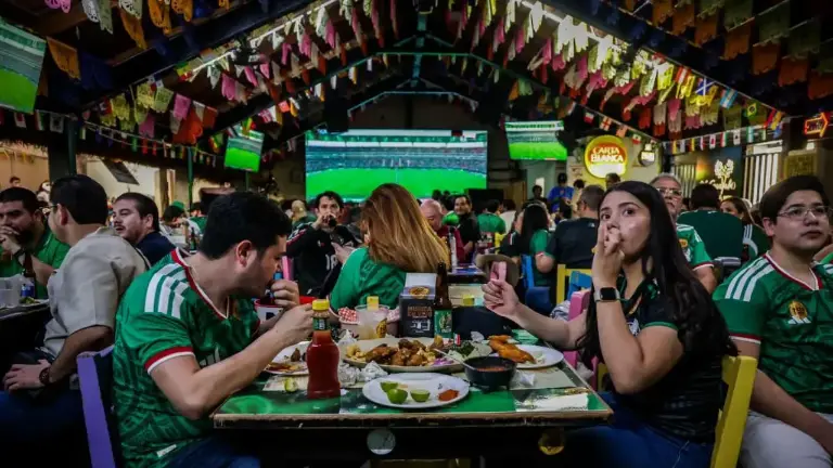 Restaurantes y bares de Culiacán se preparan para recibir a aficionados que seguirán el duelo entre México e Inglaterra.