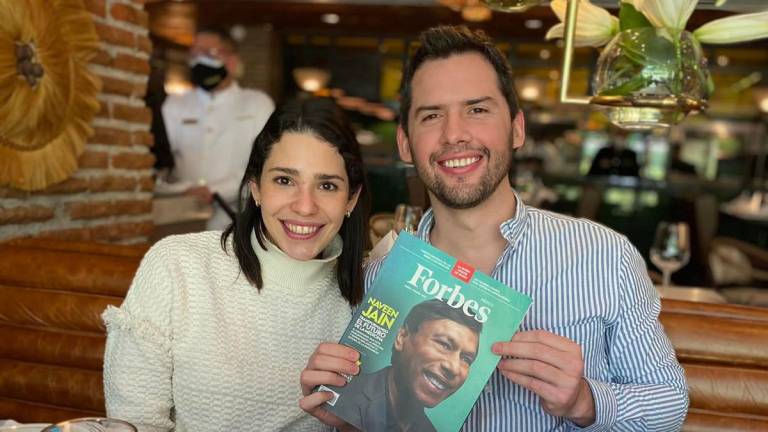 En redes sociales, el médico Arnoldo Topete compartió una imagen, junto a su esposa María Fernanda Pineda, donde posa con la revista Forbes donde se destaca su labor.