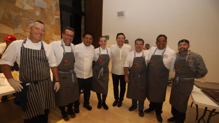 Adrián López Ortiz, director de Grupo Editorial Noroeste, entre los chefs Héctor Peniche, Luis Osuna Vidaurri, Israel Gutiérrez, Alejandra Lizárraga, Julián Portugal, Omar Serrano y Miguel Taniyama.