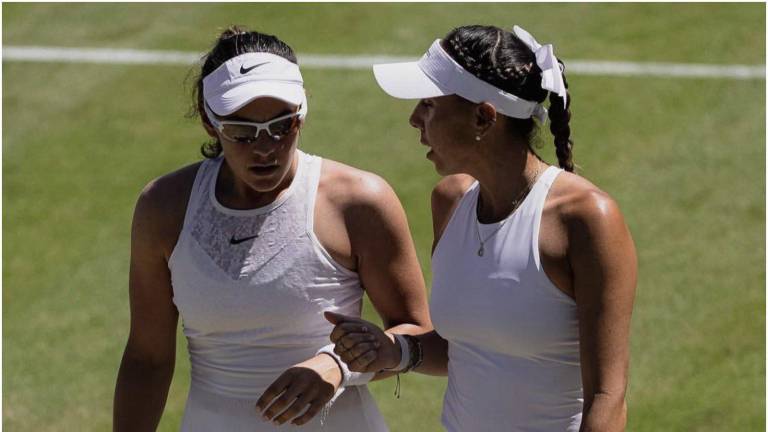 Giuliana Olmos (der.) se despide de Wimbledon.