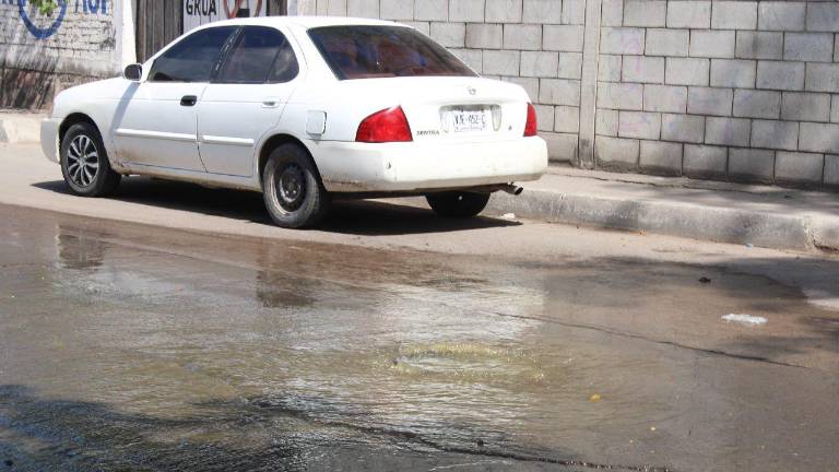 Las alcantarillas sobre el malecón de Escuinapa se rebosan.