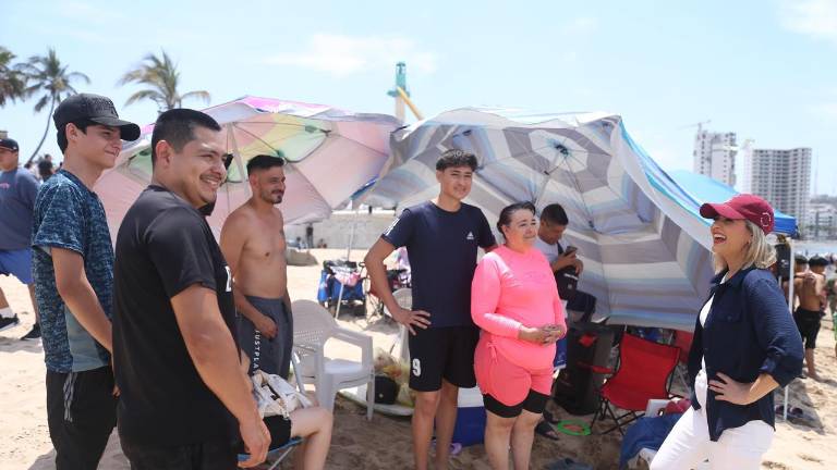 La Presidenta Municipal, Estrella Palacios, supervisó la zona de playas este Viernes Santo en Mazatlán.