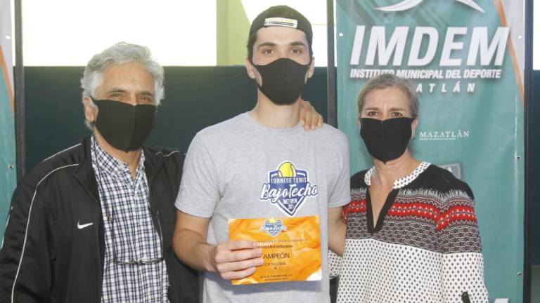 Mariano Hinojos (centro) es el campeón de la categoría Singles ‘A’ Varonil.