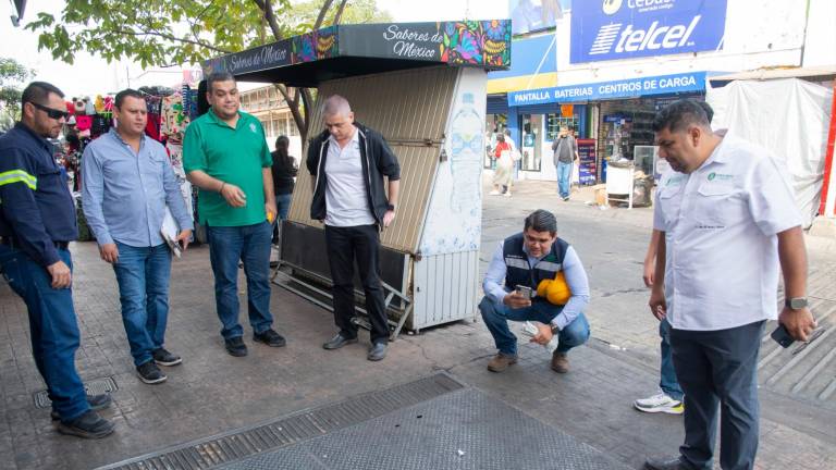 Personal de Protección Civil Municipal revisa las zonas de riesgo que se registran en el Centro de Culiacán.