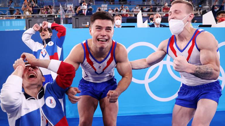 Los rusos celebran ganar la medalla dorada.