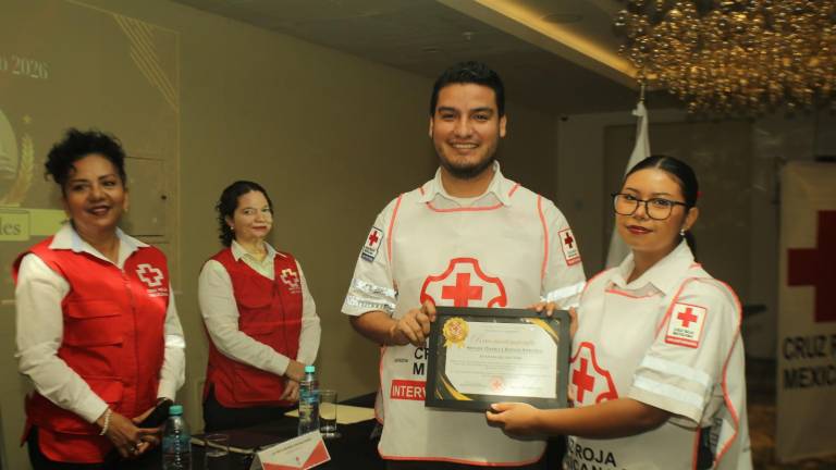 En el marco del Día del Juventino, la delegación premia la dedicación, labor humanitaria y compromiso de Shelby Daniela Rayles Sánchez.