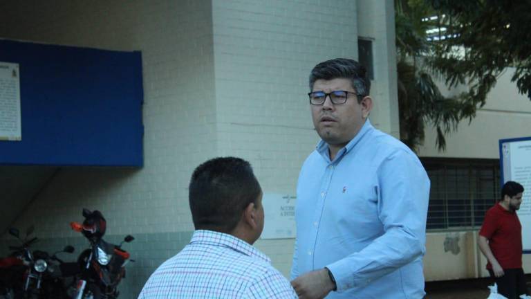 Yamir Valdez se presentó el martes en la manifestación que realizaron estudiantes en la Facultad de Derecho, para exigir la recontratación de un profesor que fue cesado.