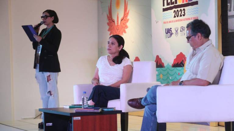 Los periodistas Guillermina García y José Ángel Leyva presentan el libro.