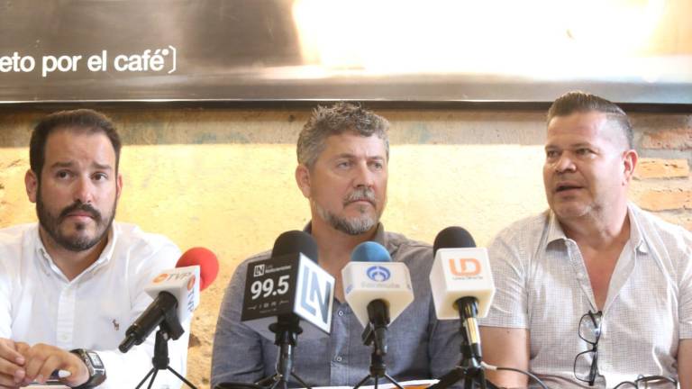 Restauranteros y el titular de la Sedectur, Ricardo Velarde Cárdenas.