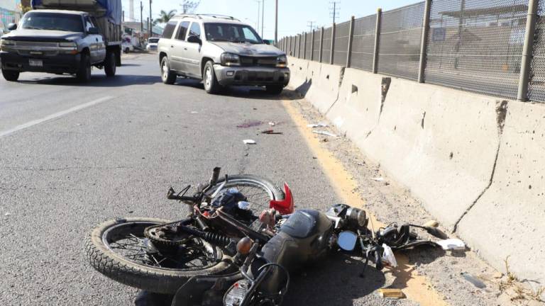 Camioneta embiste a motociclista en Mazatlán y pierde la vida