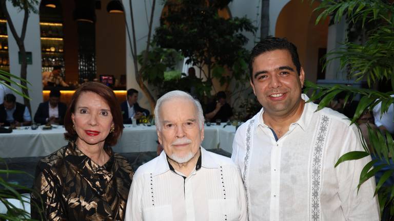 Carmen Bortoni de De la Garza, Gustavo de la Garza y Mauricio Aguilar.