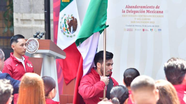 Jorge Cárdenas recibe lábaro patrio para Juegos Centroamericanos