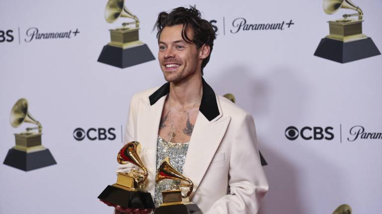 Harry Styles recibe su Grammy por el Mejor Álbum del Año y Mejor Album Pop Vocal.