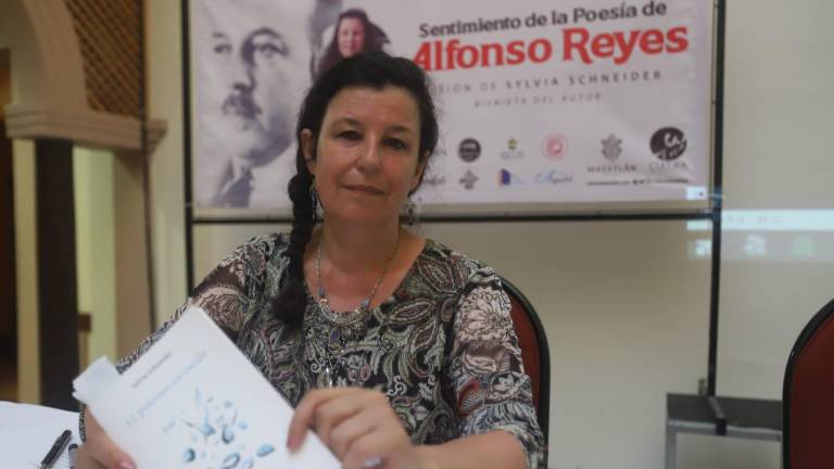 Sylvia Schneider, bisnieta del escritor Alfonso Reyes, comparte con los mazatlecos el legado que dejó su bisabuelo.