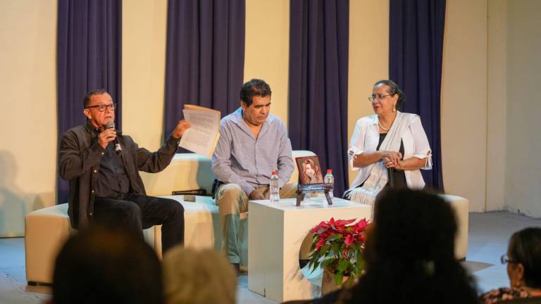 Antonio Martínez Peña, Armando Zamora Canizalez y María Muñiz durante Jueves Literario.
