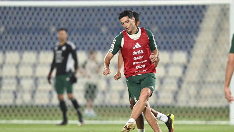 Raúl Jiménez en el entrenamiento de México este domingo.