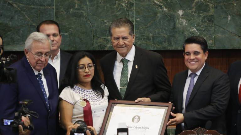 Ofelia López Mejía recibe de parte del Congreso de Sinaloa la medalla “Norma Corona Sapién”.