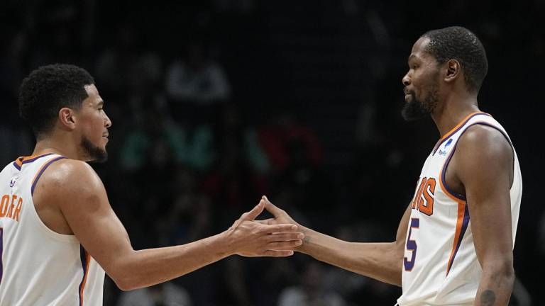 Kevin Durant regresa a las duelas y es factor en el triunfo de los Suns
